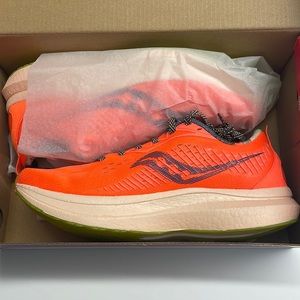 NWT Saucony Endorphin Speed 2 Running shoes - Womens Size 11